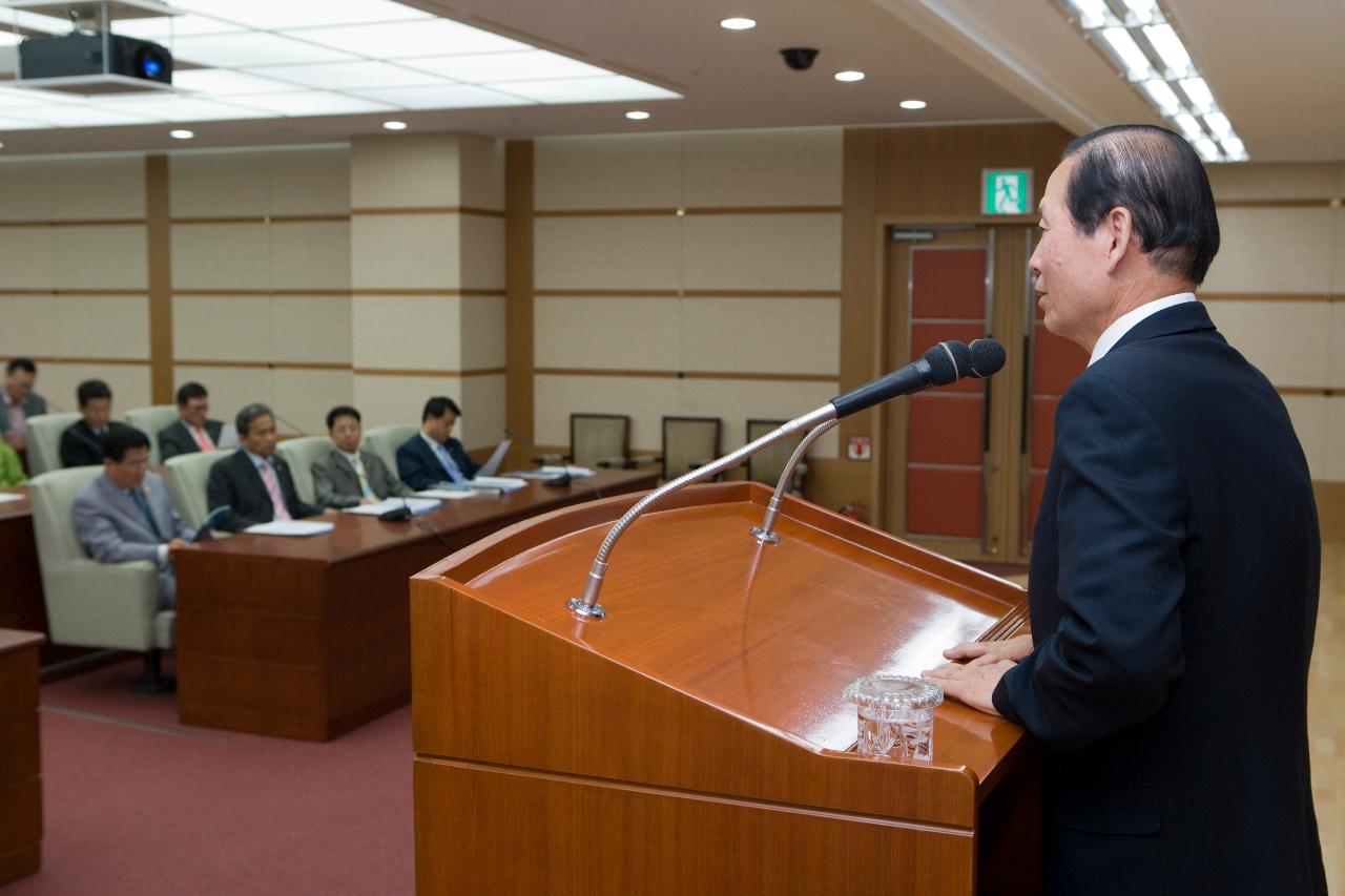 도의회 시정보고회에 참석하셔서 단상에서 말씀하시는 문동신 시장님1