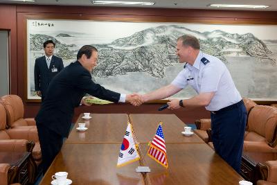 미공군비행단장과 악수하시는 문동신 시장님