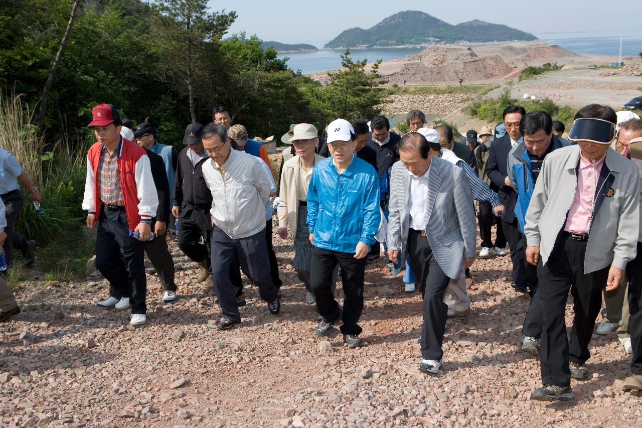 새만금 주위를 산행하시는 새만금특별법 추진위 임원들과 김완주 도지사님과 문동신 시장님5