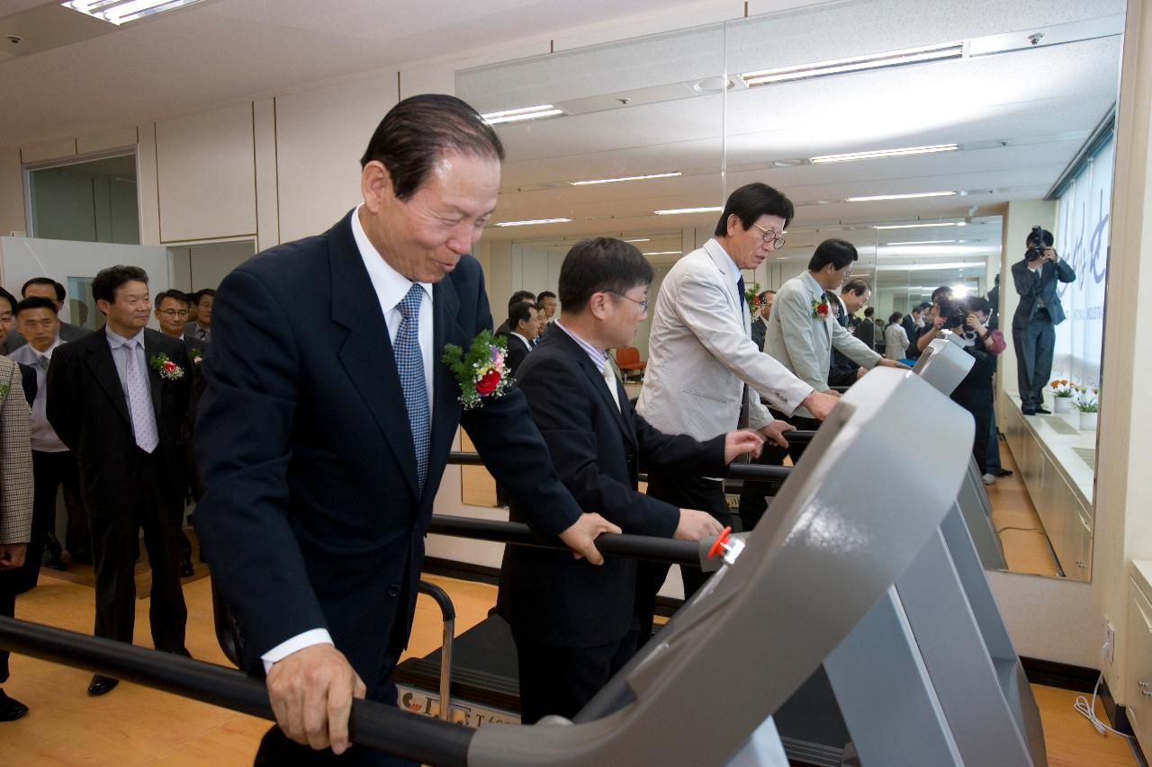 군장산업단지 보건지소에 있는 런닝머신을 타보시는 문동신 시장님2