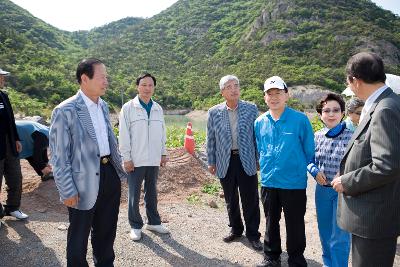 산행하다가 서서 대화하시는 문동신 시장님과 김완주 도지사님과 추진위 임원들2