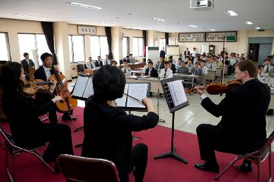 군산경찰서 무궁화 포럼 축하 현악연주 공연과 관람하는 직원들의 모습3