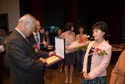 상패를 어르신께 드리는 관련인사대표