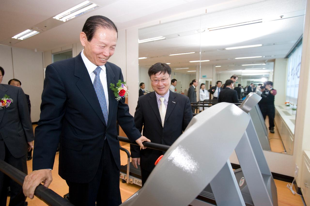 군장산업단지 보건지소에 있는 런닝머신을 타보시는 문동신 시장님1