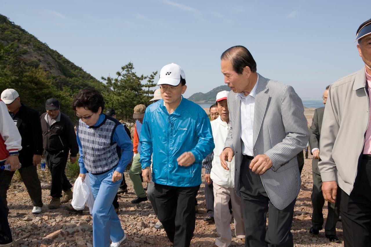 새만금 주위를 산행하시는 새만금특별법 추진위 임원들과 김완주 도지사님과 문동신 시장님4