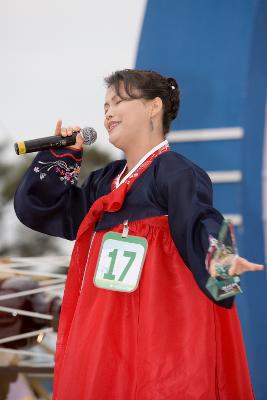 꽁당보리축제 노래자랑 경연대회에서 상을 탄 시민이 노래를 부르는 모습