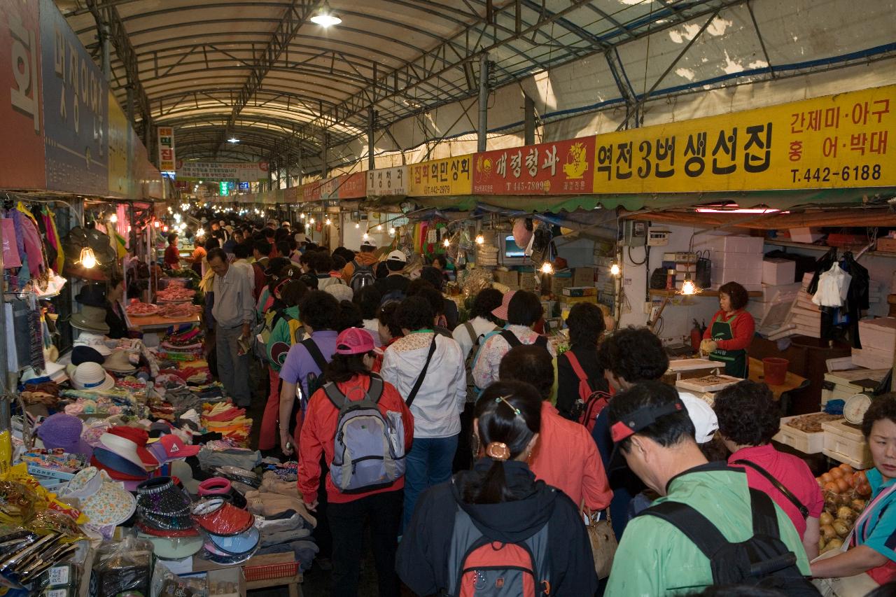 군산관광열차 여행단 재래시장을 구경하시는 모습1