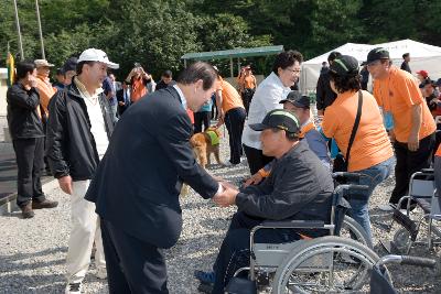 휠체어를 타신 장애우와 악수하시는 문동신 시장님