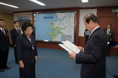 사령장을 교부하시는 문동신 시장님1