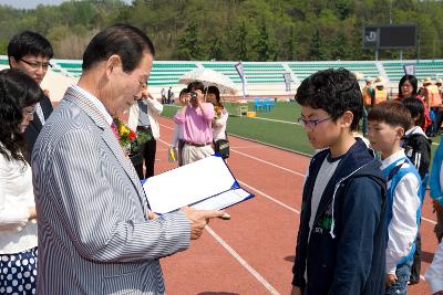 어린이에게 표창장을 수여하시는 문동신 시장님의 모습5