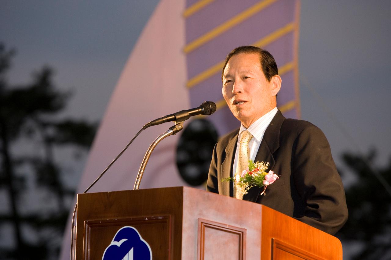 꽁당보리축제 인사말을 하시는 문동신 시장님