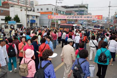 군산관광열차 여행단이 역앞에 모여있는 모습1