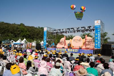 쌀문화축제 행사 무대에서 인사말을 하시는 문동신 시장님과 관객석의 시민들의 모습1