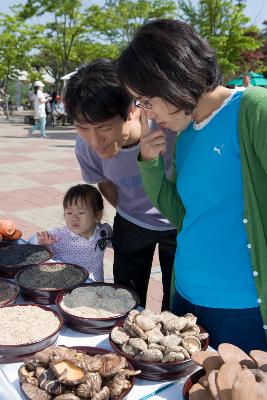 전시된 특산물을 구경하는 시민들