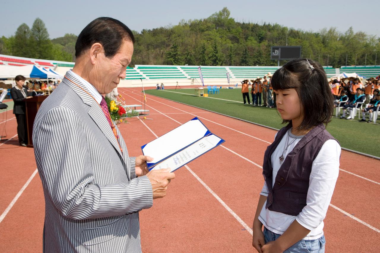 어린이에게 표창장을 수여하시는 문동신 시장님의 모습1