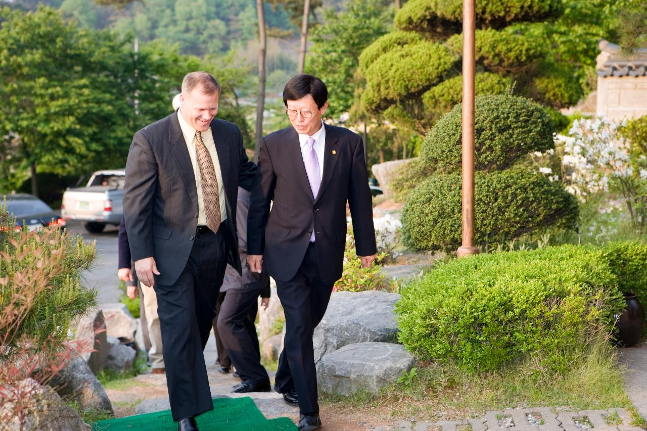 미공군 전대장 환송만찬회장으로 오는 미공군 전대장과 관련인사의 모습