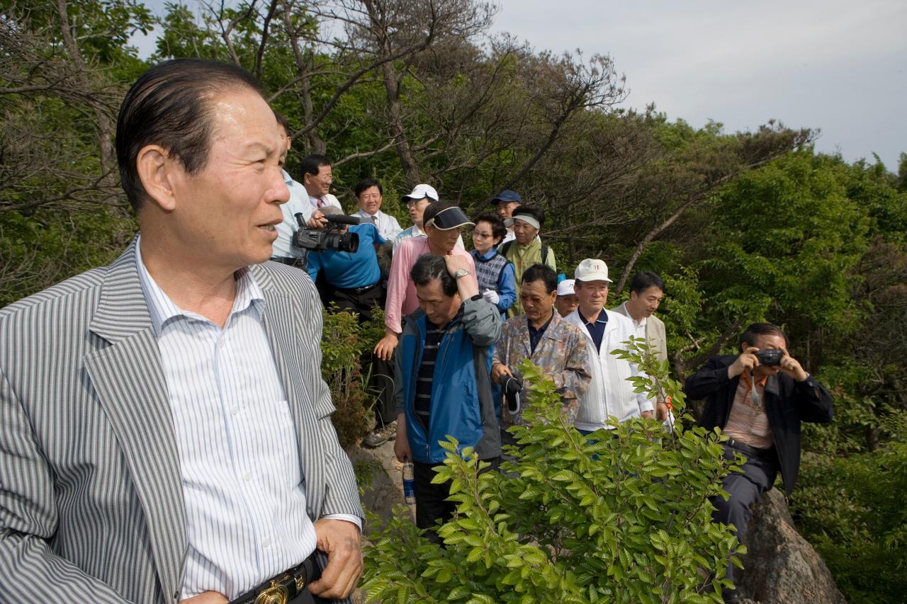 새만금특별법 추진위원회와 신시도 산행하시는 문동신 시장님6