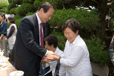 어르신들과 악수하시는 문동신 시장님1