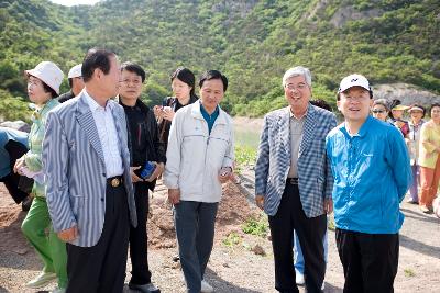 산행하다가 서서 대화하시는 문동신 시장님과 김완주 도지사님과 추진위 임원들1