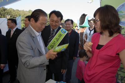 쌀문화 축제 행사장에서 판매되는 제품을 살펴보시는 문동신 시장님