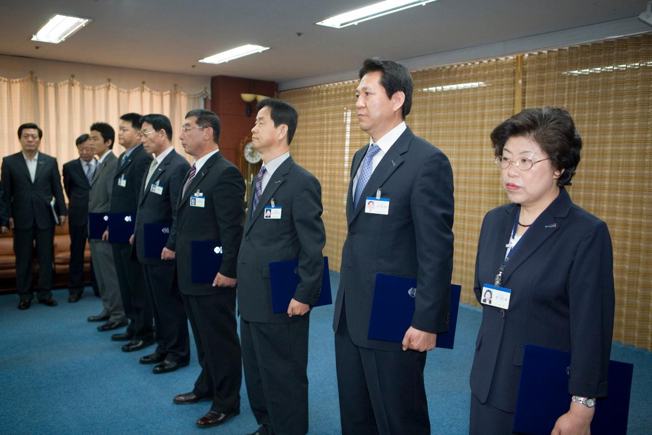 사령장을 받은 직원들이 일렬로 서있는 모습