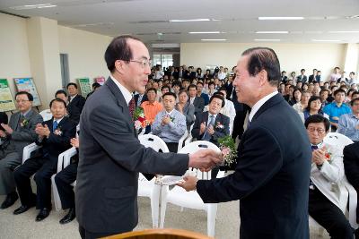 상패를 수여하시는 문동신 시장님과 개소식에 참석한 사람들2