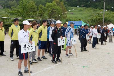 옥도면주민 체육대회 참석한 옥도면 주민들이 줄서서 서있는 모습