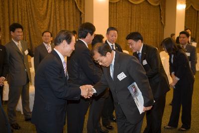 재경 군산출신 공무원 시정설명회에 참석한 임원들과 악수하시는 문동신 시장님과 강봉균 시의원님5