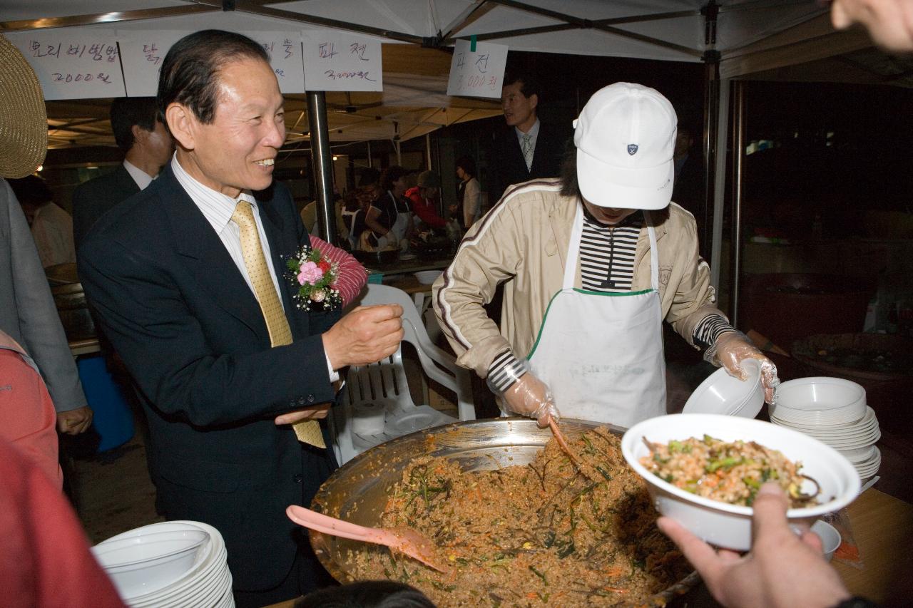 보리비빔밥을 받아가는 시민