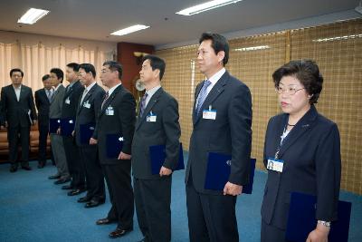 사령장을 받은 직원들이 일렬로 서있는 모습