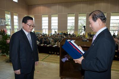 상패를 전달하시는 문동신 시장님1