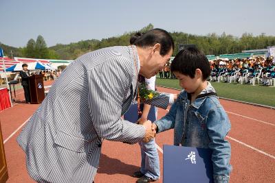 어린이에게 표창장을 수여하시는 문동신 시장님의 모습4