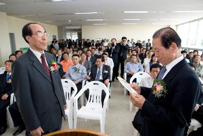 상패를 수여하시는 문동신 시장님과 개소식에 참석한 사람들1