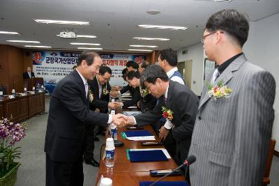 군장산업단지 입주기업 투자협약식에 참석한 임원들과 악수를 하시는 문동신 시장님1