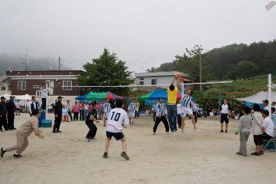 배구경기를 하는 옥도면 남성주민들1