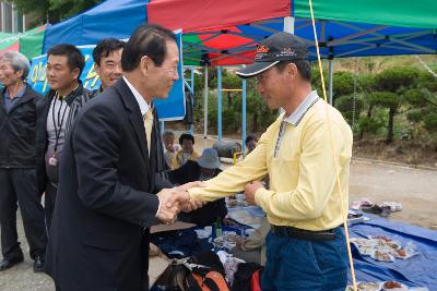 옥도면 주민과 악수하시는 문동신 시장님1