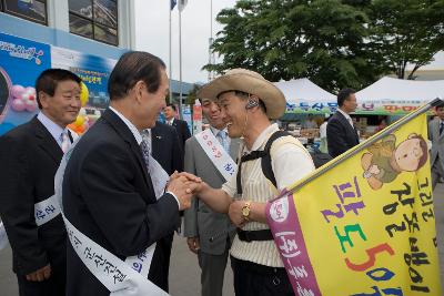 관광열차 여행단과 악수하시는 문동신 시장님1