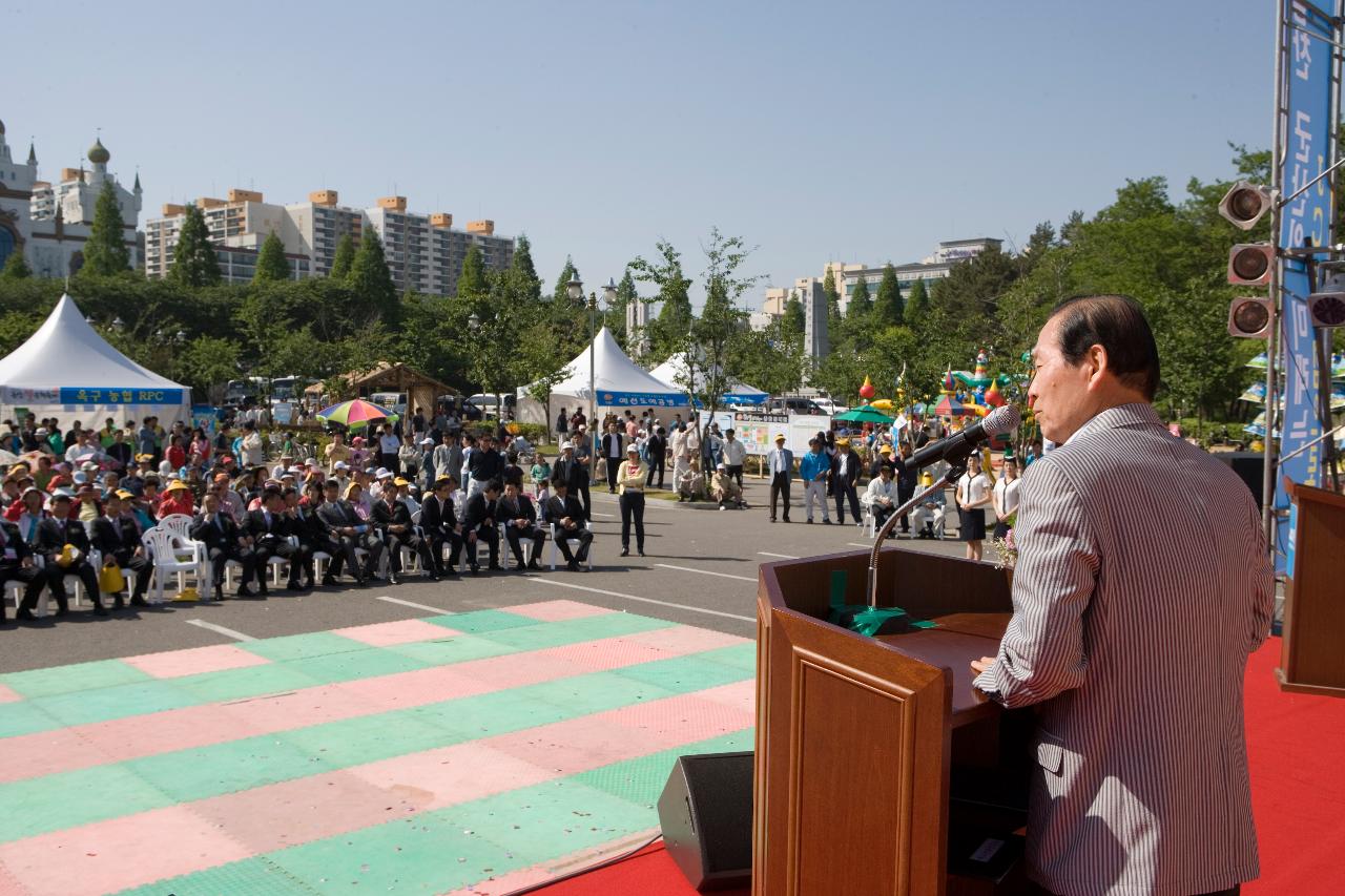 쌀문화축제 행사 무대에서 인사말을 하시는 문동신 시장님과 관객석의 시민들의 모습2