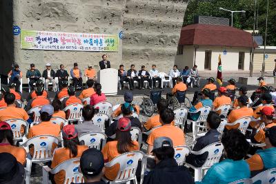 장애우와 함께하는 산행 행사 인사말을 하시는 문동신 시장님과 산행에 동참하는 사람들의 모습3