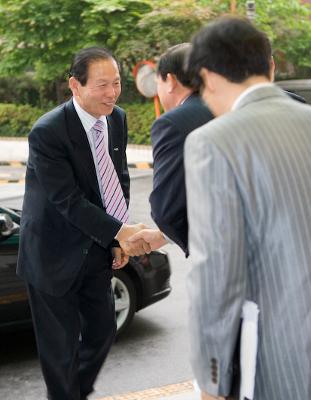 서울체신청 직원들과 악수하시는 문동신 시장님1