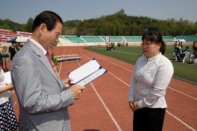 어린이에게 표창장을 수여하시는 문동신 시장님의 모습9