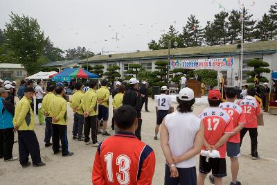 옥도면주민 체육대회 개회사를 하시는 문동신 시장님과 줄서서 서있는 옥도면 주민의 모습1