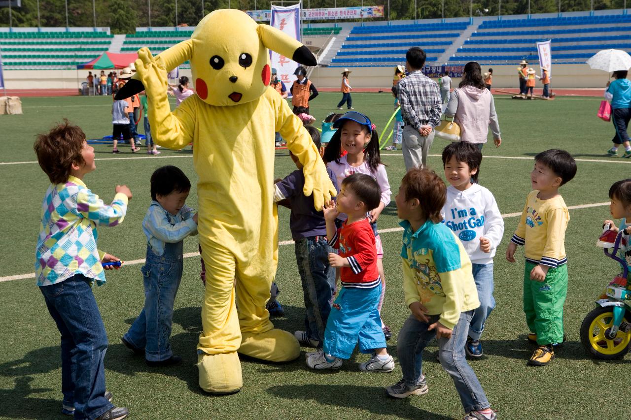 피카츄 인형을 쓴 사람과 놀고있는 어린이들2