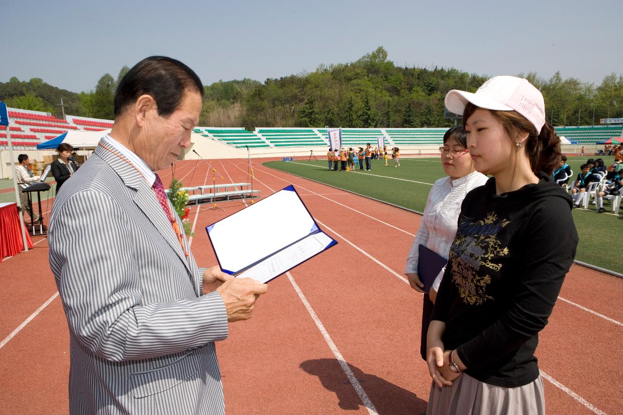 어린이에게 표창장을 수여하시는 문동신 시장님의 모습10