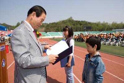 어린이에게 표창장을 수여하시는 문동신 시장님의 모습3