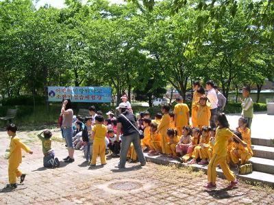 어린이 민방위학교 소화기 체험장에 온 어린이들1