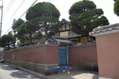 히로스가옥 입구에서 본 담벼락과 건물 윗부분의 모습사진(00001)