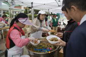 보리비빔밥을 시민에게 나눠주는 모습1사진(00009)