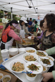 보리비빔밥을 시민에게 나눠주는 모습2사진(00010)