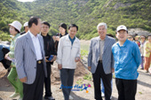 산행하다가 서서 대화하시는 문동신 시장님과 김완주 도지사님과 추진위 임원들1사진(00001)